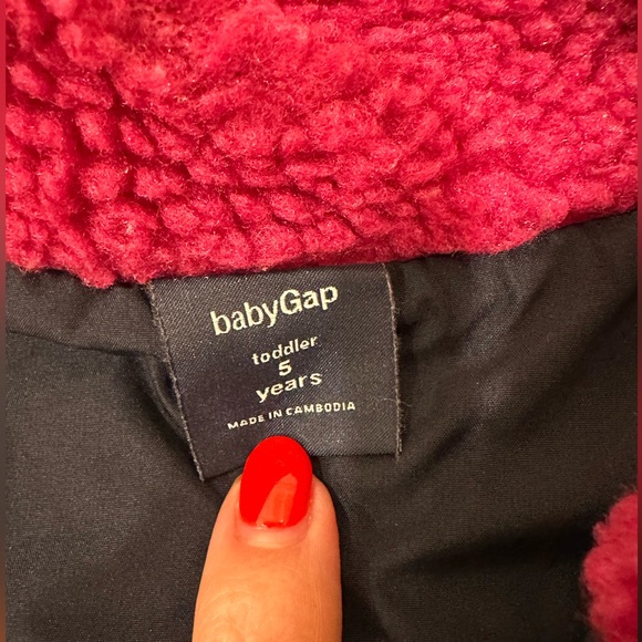 Baby Gap magenta sherpa vest in size 5T and VGUC. - Picture 3 of 3